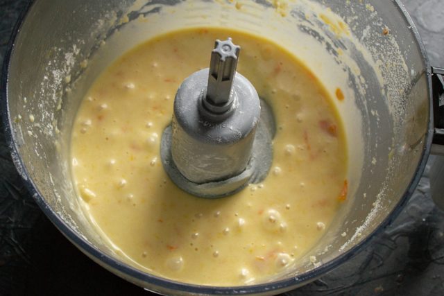 Перемешивание готового теста для кексов ложкой