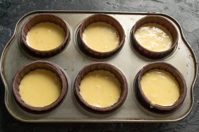 Распределение теста по бумажным капсулам в форме