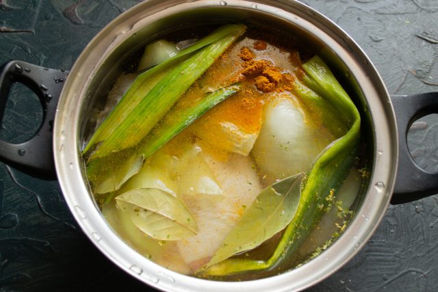 Варка куриного бульона с луком-пореем и чесноком в кастрюле