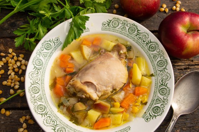 Куриный суп с кукурузой и яблоками