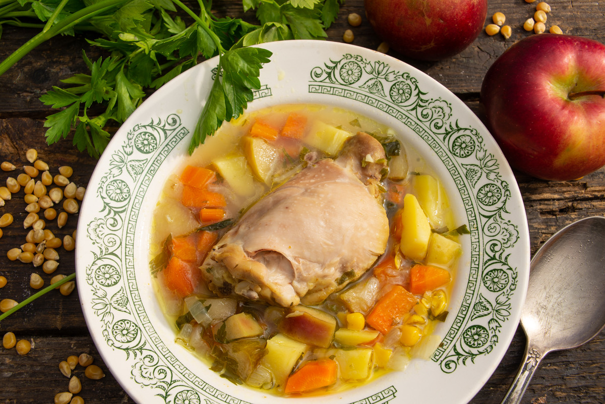 Куриный суп с кукурузой и яблоками