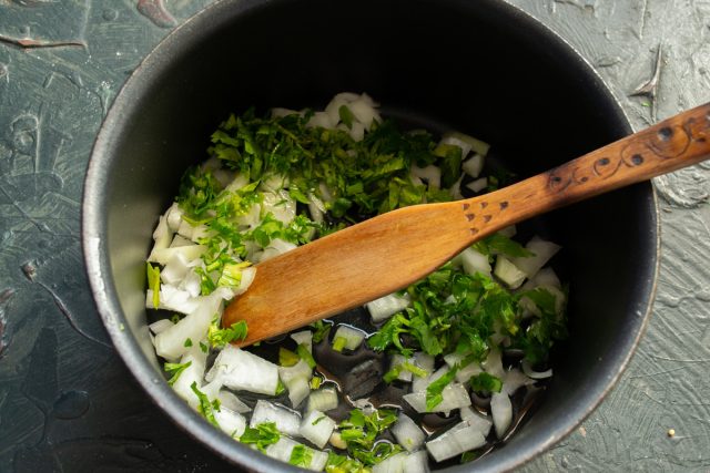 Обжаривание нарезанного лука и сельдерея в кастрюле