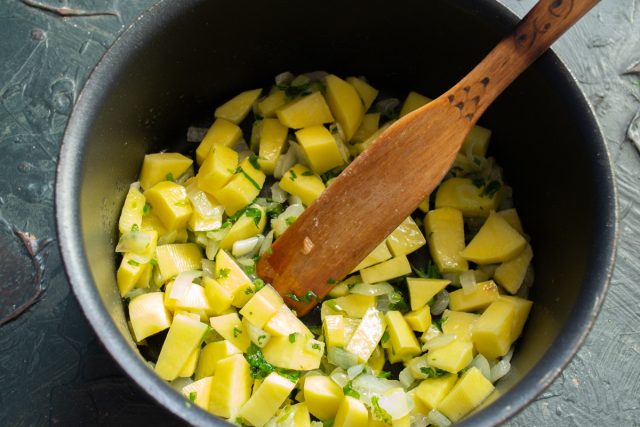 Добавление кубиков картофеля к обжаренным овощам