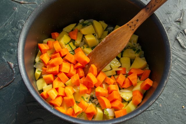 Добавление кубиков моркови в овощную смесь