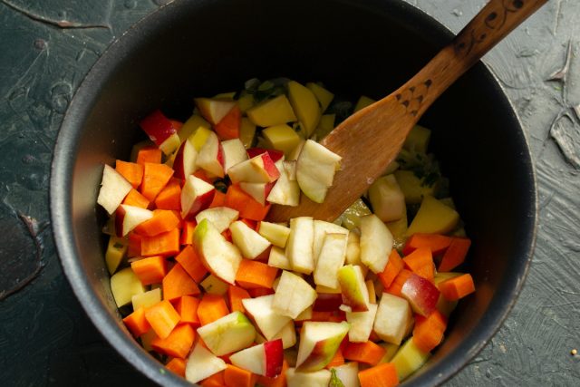 Нарезка свежих яблок кубиками для первого блюда