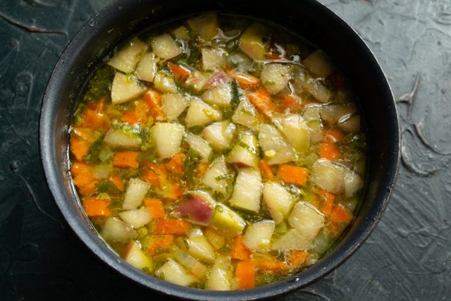 Финальная проверка вкуса и перчение готового супа