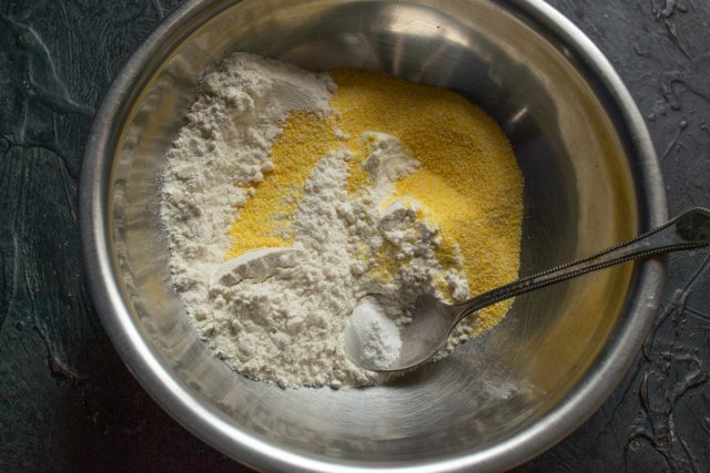 Смешивание пшеничной и кукурузной муки с разрыхлителем в миске