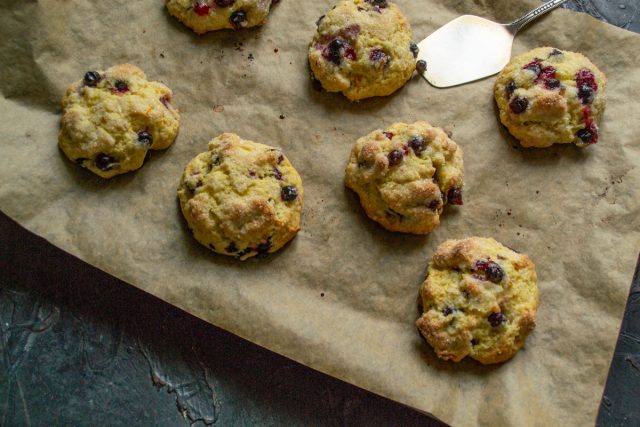 Выпекание печенья в духовке до золотистого цвета