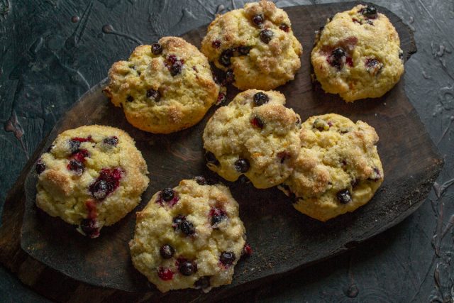 Готовое апельсиновое печенье на решетке для остывания