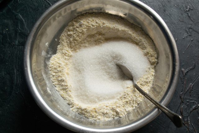 Добавление сахарного песка в сухую смесь для печенья