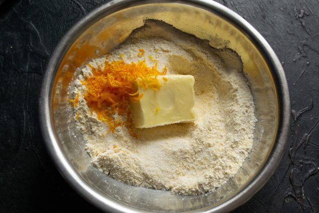 Натирание апельсиновой цедры на мелкой терке