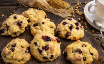 Мягкое апельсиновое печенье с черной смородиной