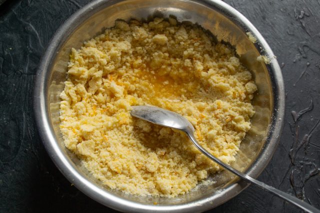 Растирание масла с мукой и вливание сока в крошку