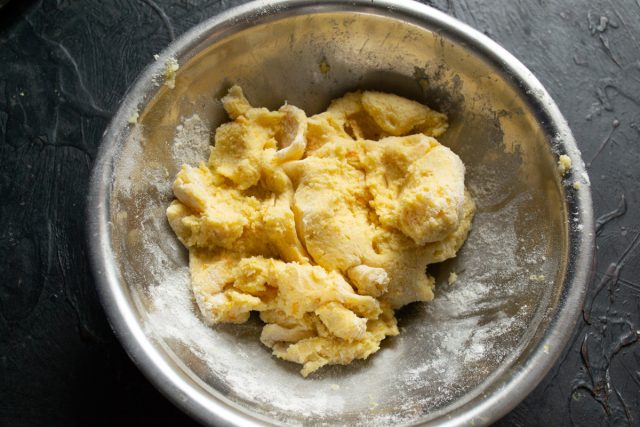 Замешивание густого апельсинового теста руками