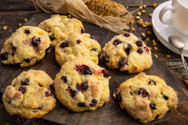 Мягкое апельсиновое печенье с черной смородиной