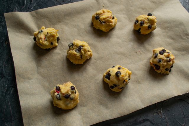 Формование круглых заготовок печенья на противне