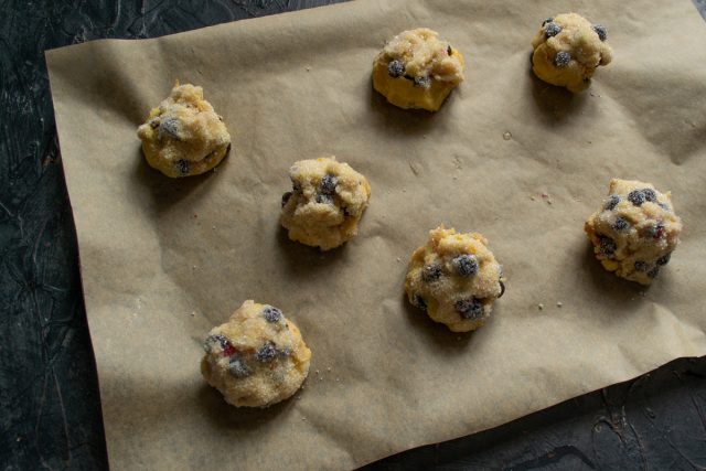 Посыпка печенья сахаром перед охлаждением в камере