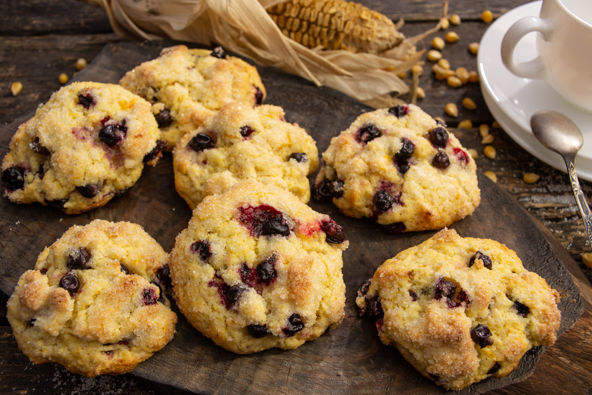Мягкое апельсиновое печенье с черной смородиной