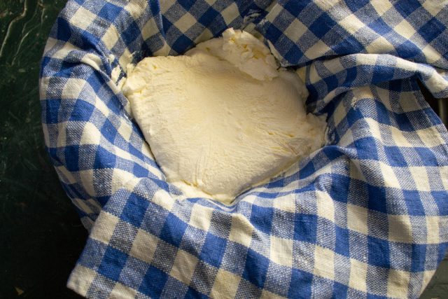 Приготовление творога методом заморозки Получение домашнего творога из замороженной сметаны через марлю