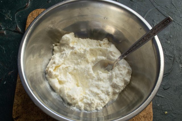 Подготовка творожной основы Творожная масса в миске подготовленная для паштета