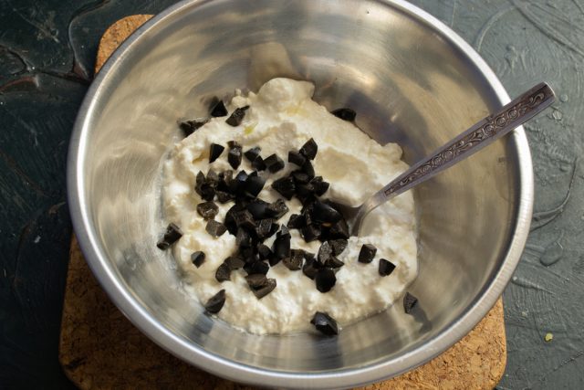 Добавление оливок в творог Нарезка черных оливок без косточек для закуски