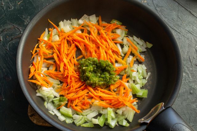 Пассерование овощей с чили Обжарка измельченного лука и тертой моркови на сковороде