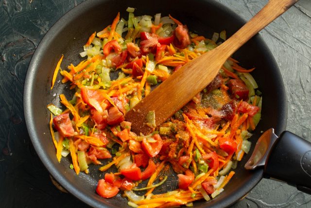 Тушение овощей с томатами Добавление нарезанных томатов и специй к овощам