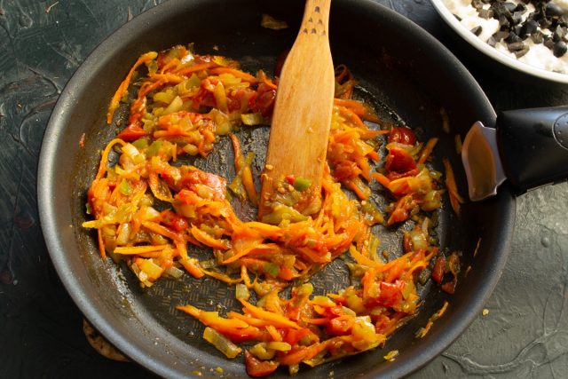 Финальный этап термической обработки Выпаривание жидкости из овощной смеси на сильном огне