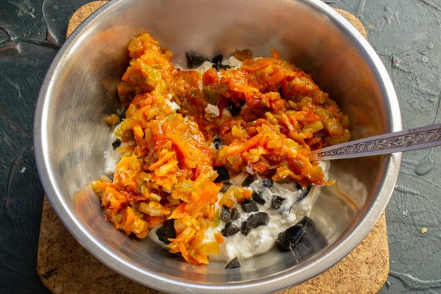 Смешивание овощей и творога Измельчение обжаренных овощей на разделочной доске