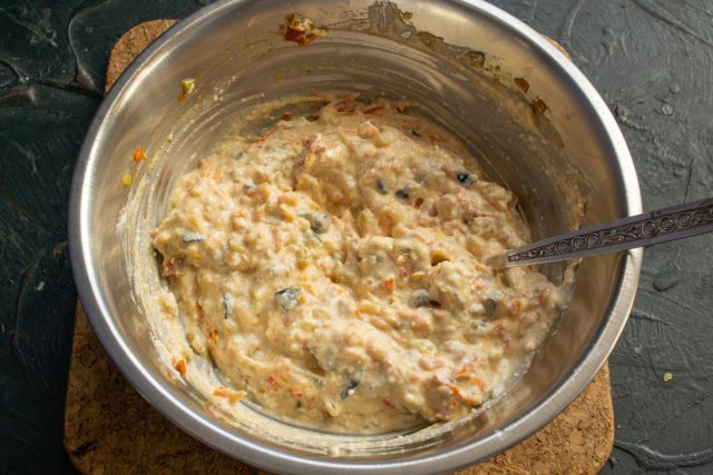 Готовый паштет из овощей и творога Готовый овощной паштет в миске после перемешивания