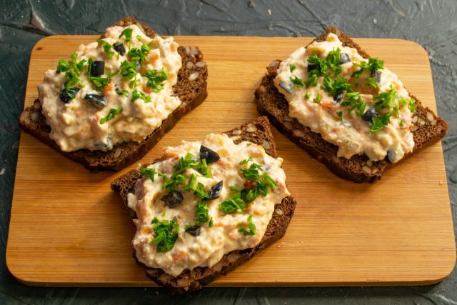 Подача овощного паштета на хлебе Сервировка бутербродов с паштетом и петрушкой на ржаном хлебе