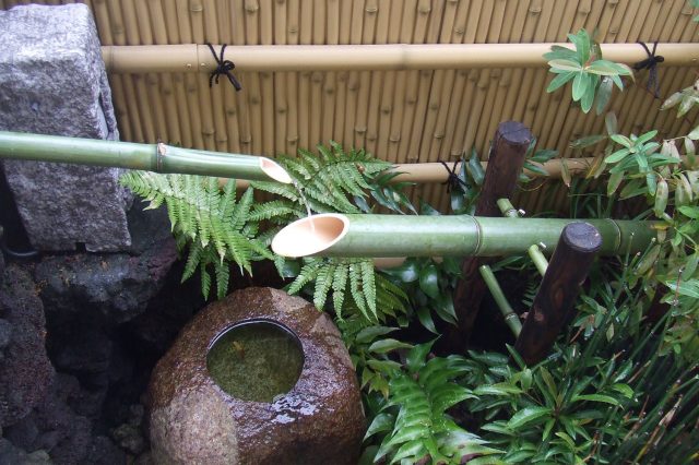 Традиционный японский бамбуковый фонтан содзу сикаодоси