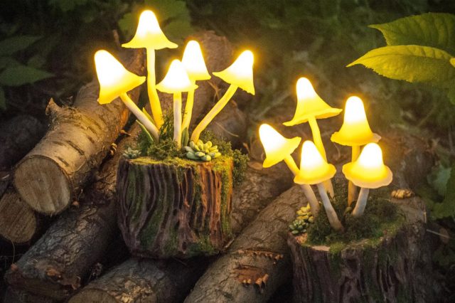 Декоративные светящиеся грибы ручной работы в вечернем саду
