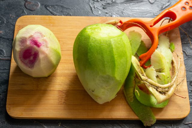 Очистка маргеланской и арбузной редьки от кожуры овощным скребком