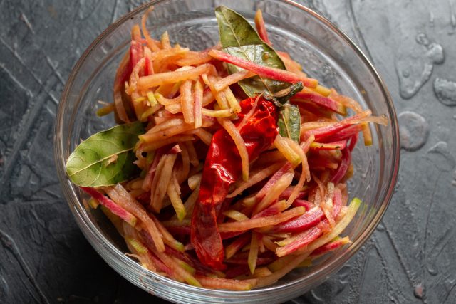 Готовый салат из редьки с мёдом по-корейски