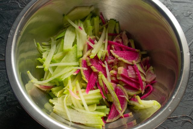 Шинковка редьки тонкой длинной соломкой в глубокую миску