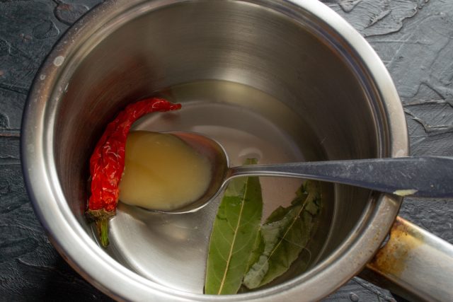 Добавление натурального мёда в слегка остывший маринад