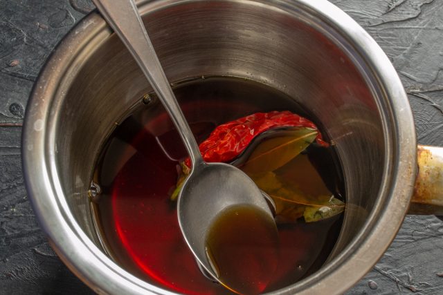 Вливание соевого соуса и рисового уксуса в кастрюлю с маринадом