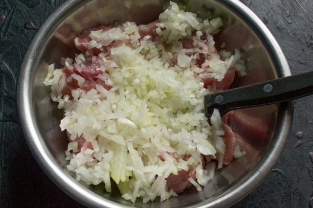 Измельчение репчатого лука для маринования свинины