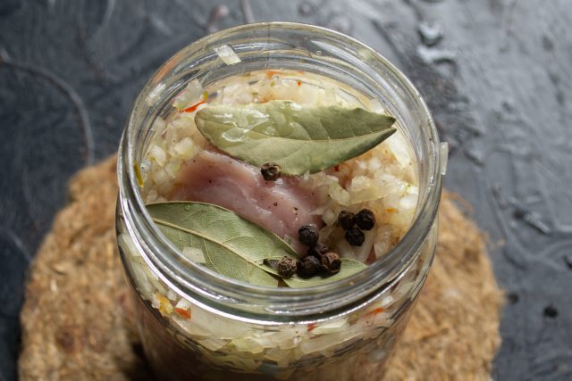 Плотная закладка мяса в стерилизованную стеклянную банку