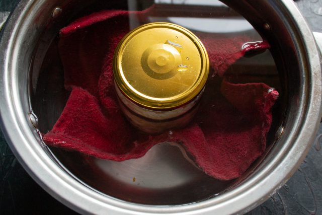 Стерилизация банки с тушенкой в кастрюле с водой