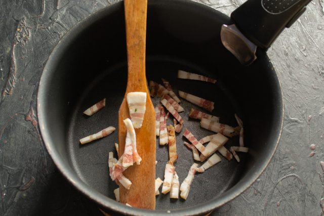 Добавление вермишели и специй в готовый томатный суп