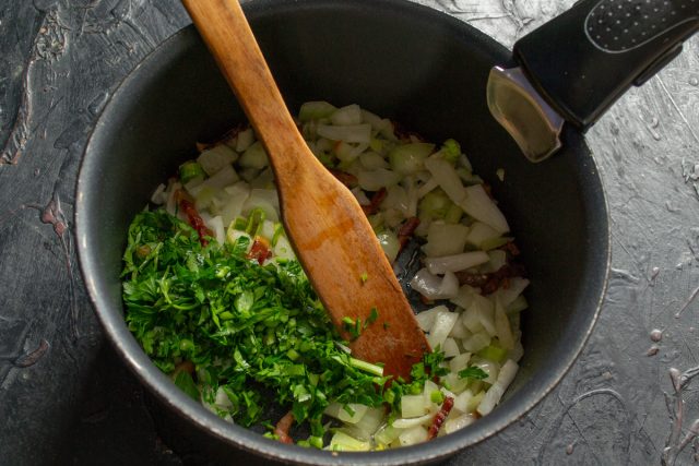 Обжаривание измельченной свежей петрушки с овощной базой