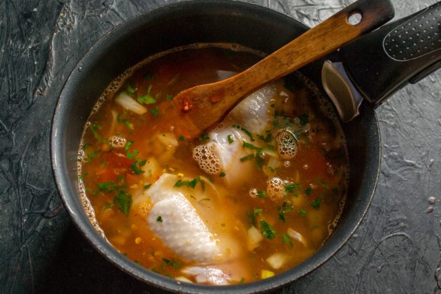 Варка куриного супа под закрытой крышкой на малом огне