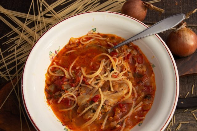 Томатный суп с курицей и вермишелью