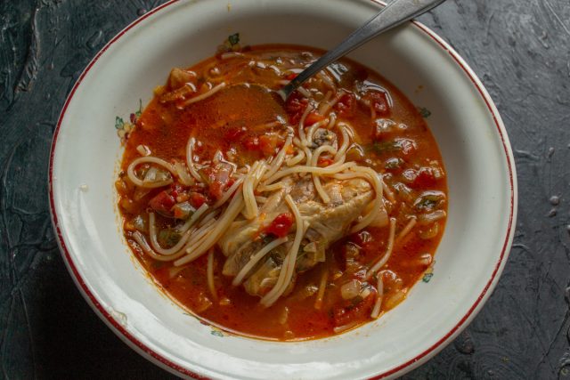 Сервировка горячего томатного супа с курицей в тарелке