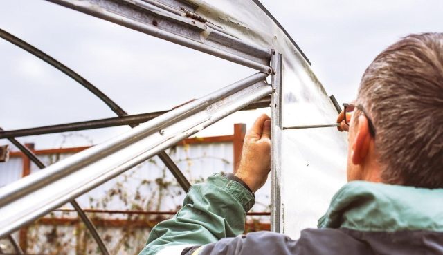 После зимы обязательно проверяют систему водоснабжения: состояние труб, фильтров, насосов и накопителей. При необходимости очищают, меняют элементы и устраняют протечки.