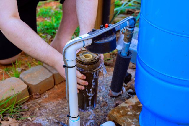 После зимы обязательно проверяют систему водоснабжения: состояние труб, фильтров, насосов и накопителей. При необходимости очищают, меняют элементы и устраняют протечки.