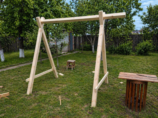 Из обрезков и бруса можно собрать простые конструкции вроде арок и опор — это дешевый способ добавить в сад вертикаль и структуру, не покупая готовые МАФы.