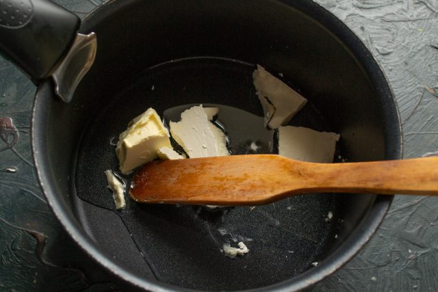 Подготовка жидкой основы теста Нагревание воды с маргарином и солью в кастрюле